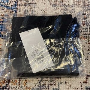 Blanqi
Postpartum shorts
Black 
Small
NIB